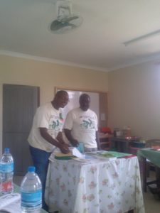 Dr Feleshi spiega l'uso dell'artemisia annua Anamed nella cura della malaria